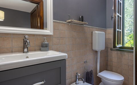 Podere la Botte, Pool, Lari: Badezimmer, Bad Sink, Armatur, Sinken, Wand, Flooring, Zapfhahn, Interior Design, Fussboden, Installation