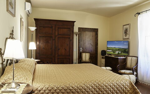 Villa Medicea Lo Sprocco: Möbel, Bett, Interior Design, Schlafzimmer, Bedding, Bettdecke, Wand, Holz, Zimmer, Flooring