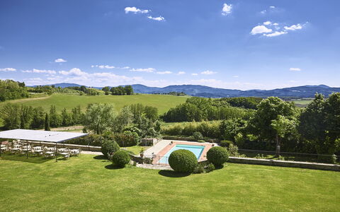 Villa Medicea Lo Sprocco: Bergforms, Hügel, Berg, Landschaft, Hochland, Garten, Bergstation, Rasen, Landscaping, Schwimmbad