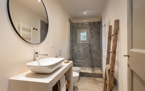 La Morella: Badezimmer, Armatur, Flooring, Wand, Interior Design, Fussboden, Spiegel, Toilette, Bad Sink, Sinken