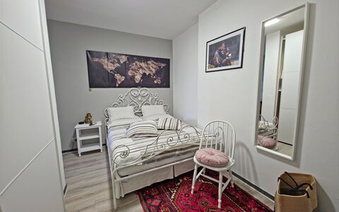I Cipressi: Möbel, Bett, Schlafzimmer, Interior Design, Bedding, Bettdecke, Fussboden, Linens, Zimmer, Flooring