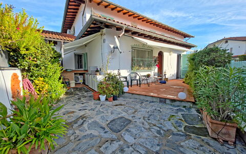 I Cipressi: Haus, Wohngebiet, Zuhause, Dach, Balkon, Hazienda, Schatten, Flagstone, Blumentopf, Zimmerpflanze