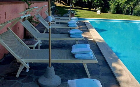 Casa Mia: Schwimmbad, Blau, Wasser, Regenschirm, Gartenmöbel, Möbel, Sonnenliege, Resort, Freizeit, Stuhl