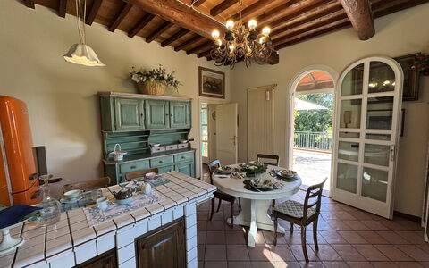 Casa Mia: Möbel, Interior Design, Flooring, Holz, Küche, Fussboden, Cabinetry, Countertop, Stuhl, Tabelle