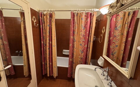 Casa Mia: Flooring, Holz, Fussboden, Armatur, Interior Design, Braun, Bad Sink, Badezimmer, Installation, Sinken