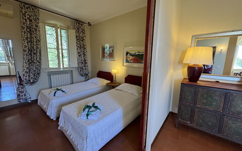 Casa Mia: Möbel, Fussboden, Flooring, Zimmer, Bett, Holzbeize, Schlafzimmer, Linens, Hartholz, Bilderrahmen