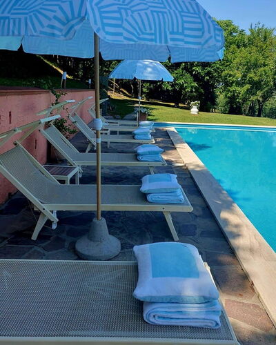 Casa Mia: Schwimmbad, Blau, Wasser, Regenschirm, Gartenmöbel, Möbel, Sonnenliege, Resort, Freizeit, Stuhl