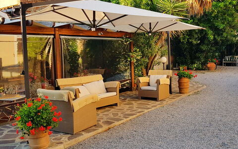Appartamento Ibisco Seaside and Pool: Möbel, Blumentopf, Gartenmöbel, Schatten, Regenschirm, Stuhl, Tisch Im Freien, Garten, Outdoor Struktur