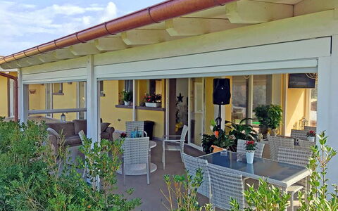 Appartamento Ibisco Seaside and Pool: Decke, Schatten, Veranda, Blumentopf, Outdoor Struktur, Stuhl, Säule, Zimmerpflanze, Holzbeize, Strahl