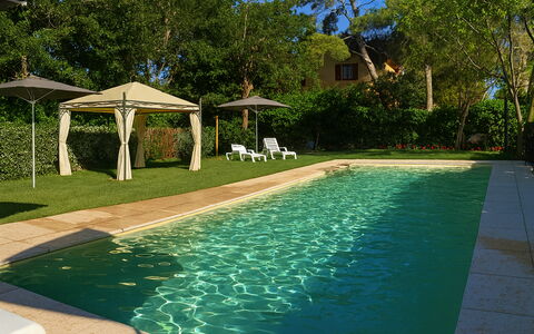 Appartamento Girasole Seaside and Pool: Schwimmbad, Resort, Schatten, Hinterhof, Garten, Eco Hotel, Freizeit, Landscaping, Hazienda, Water Feature