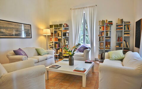 Casale Il Rondò, Private Pool, Città della Pieve: Möbel, Interior Design, Flooring, Wand, Couch, Fussboden, Holz, Wohnzimmer, Bücherregal, Zimmer