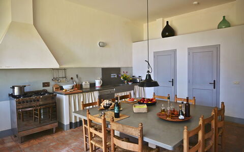 Casale Il Rondò, Private Pool, Città della Pieve: Möbel, Flooring, Küche, Interior Design, Holz, Decke, Countertop, Küchengerät, Fussboden, Beleuchtung