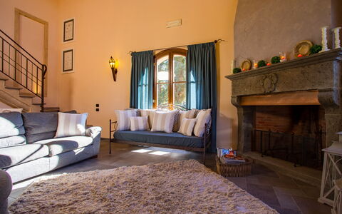 Villa Peccioli: Möbel, Interior Design, Couch, Wand, Flooring, Fussboden, Wohnzimmer, Textil, Zimmer, Beleuchtung