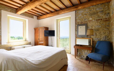 Villa Armonia: Wand, Möbel, Schlafzimmer, Bett, Interior Design, Bedding, Bettdecke, Zuhause, Linens, Bettrahmen