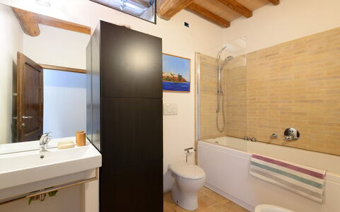 Villa Armonia: Armatur, Badezimmer, Flooring, Wand, Fussboden, Interior Design, Sinken, Zapfhahn, Bad Sink, Installation