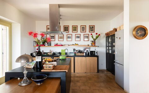 Villa Armonia: Möbel, Küche, Interior Design, Countertop, Flooring, Holz, Küchengerät, Cabinetry, Fussboden, Beleuchtung