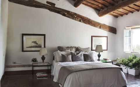 Podere Sangiovese, Pool and View in Chianti: Möbel, Wand, Interior Design, Schlafzimmer, Bett, Flooring, Decke, Fussboden, Linens, Zuhause