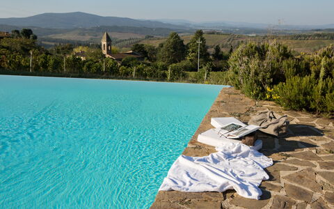 Podere Sangiovese, Pool and View in Chianti: Blau, Schwimmbad, Verbundwerkstoff, Resort, Thermae, Water Feature, Ferienort, Hazienda, Eco Hotel