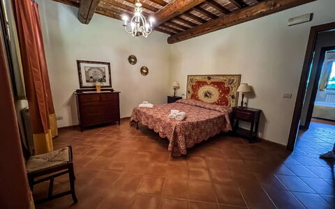 Tenuta Borgo al Sole: Wand, Flooring, Fussboden, Interior Design, Möbel, Decke, Schlafzimmer, Zimmer, Bettrahmen, Bett