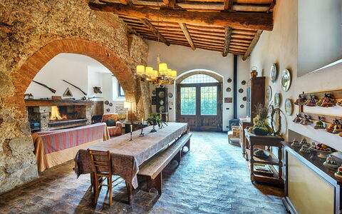 Medieval Castle Living: Vineyards, Swimming Pool &: Möbel, Wand, Tabelle, Flooring, Interior Design, Stuhl, Küche & Esszimmer Tisch, Decke, Esszimmer, Zimmerpflanze