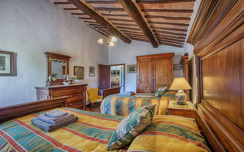 Medieval Castle Living: Vineyards, Swimming Pool &: Möbel, Bett, Schlafzimmer, Interior Design, Decke, Zimmer, Bettdecke, Bedding, Bettrahmen, Flooring