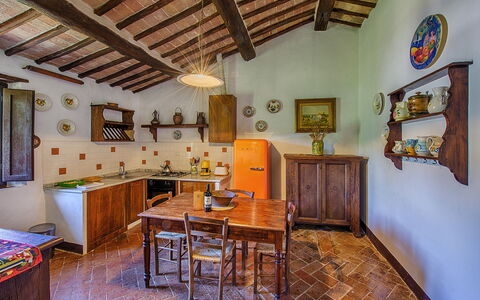 Medieval Castle Living: Vineyards, Swimming Pool &: Möbel, Haus, Flooring, Zuhause, Küche, Zimmer, Cabinetry, Stuhl, Holzbeize, Küche & Esszimmer Tisch