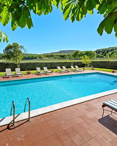 Medieval Castle Living: Vineyards, Swimming Pool &: Schwimmbad, Resort, Eco Hotel, Garten, Hazienda, Schatten, Villa, Bauernhaus, Water Feature, Landscaping