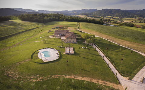 Le Tre Virtù Luxury Relais, Private Pool, Mugello: Einfach, Estate, Bauernhof, Luftaufnahmen, Vogelperspektive, Schwimmbad, Villa