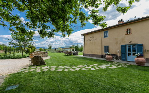 Le Tre Virtù Luxury Relais, Private Pool, Mugello: Rasen, Garten, Estate, Bauernhaus, Garten, Gartenmöbel, Hinterhof, Villa