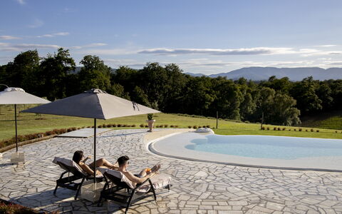 Le Tre Virtù Luxury Relais, Private Pool, Mugello: Gartenmöbel, Freizeit, Schwimmbad, Erholung, Schatten, Regenschirm, Urlaub, Sonnenliege, Park