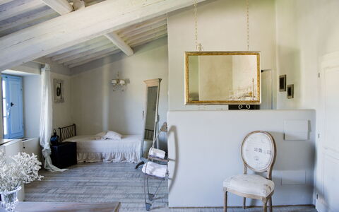 Le Tre Virtù Luxury Relais, Private Pool, Mugello: Möbel, Wand, Interior Design, Fussboden, Flooring, Decke, Schlafzimmer, Zimmer, Bett, Zuhause
