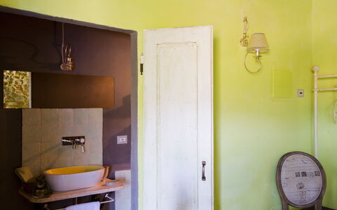 Le Tre Virtù Luxury Relais, Private Pool, Mugello: Wand, Interior Design, Holz, Armatur, Beleuchtung, Fussboden, Installation, Badezimmer, Flooring, Bad Sink