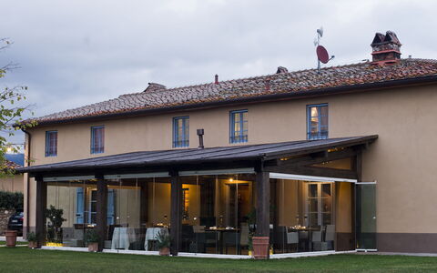 Le Tre Virtù Luxury Relais, Private Pool, Mugello: Schatten, Outdoor Struktur, Markise, Stuhl, Pergola, Veranda, Garten, Pavillon, Design, Terrasse