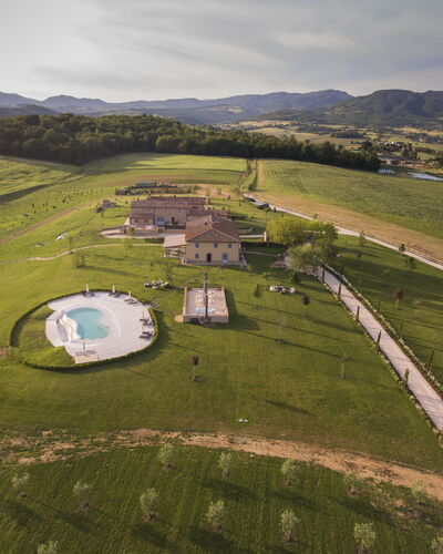 Le Tre Virtù Luxury Relais, Private Pool, Mugello: Einfach, Estate, Bauernhof, Luftaufnahmen, Vogelperspektive, Schwimmbad, Villa