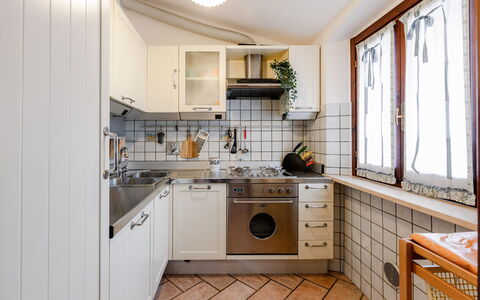Casa Miramonti: Küche, Küchengerät, Countertop, Major Appliance, Interior Design, Flooring, Cabinetry, Holz, Spüle, Fussboden