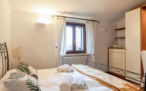 Casa Miramonti: Bett, Möbel, Schlafzimmer, Interior Design, Bedding, Bettdecke, Wand, Fussboden, Holz, Flooring