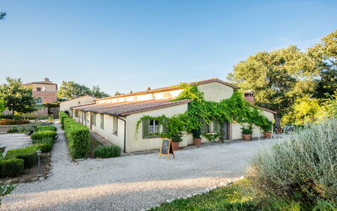 Cignella Resort: Gebäude, Haus, Fassade, Strauch, Die Architektur, Dach, Wohngebiet, Zuhause, Estate