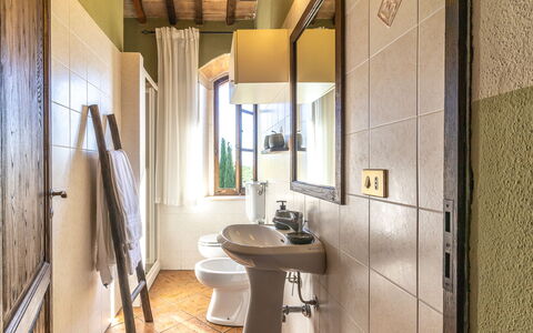Podere Peteglia: Wand, Flooring, Armatur, Interior Design, Fussboden, Badezimmer, Installation, Decke, Tür, Zapfhahn