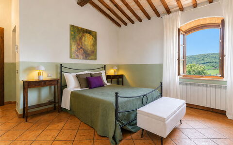 Podere Peteglia: Interior Design, Möbel, Decke, Flooring, Zimmer, Schlafzimmer, Bettrahmen, Bett, Bedding, Linens