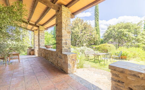 Podere Peteglia: Garten, Schatten, Landscaping, Outdoor Struktur, Säule, Flagstone, Backstein, Steinwand, Holzbeize, Hinterhof
