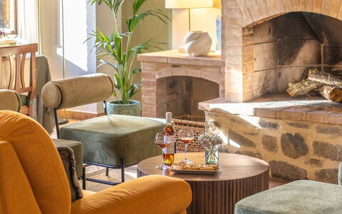 Podere Peteglia: Möbel, Interior Design, Flooring, Wand, Fussboden, Holz, Wohnzimmer, Couch, Zimmer, Stuhl