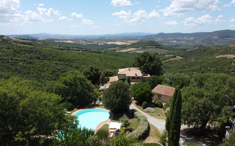 Lia Holiday Home, Private Pool and View, Val D'Orc: Landschaft, Haus, Wohngebiet, Ländliches Gebiet, Dach, Zuhause, Estate, Hütte, Dorf, Villa