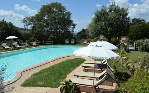 Lia Holiday Home, Private Pool and View, Val D'Orc: Schwimmbad, Gartenmöbel, Resort, Garten, Hazienda, Landscaping, Estate, Rasen, Garten, Schatten
