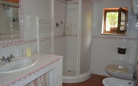 Lia Holiday Home, Private Pool and View, Val D'Orc: Flooring, Armatur, Interior Design, Fussboden, Badezimmer, Bad Sink, Sinken, Zimmer, Zapfhahn, Installation