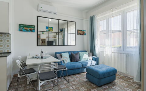 Brezza sul Mare: Möbel, Interior Design, Flooring, Fussboden, Couch, Zimmer, Decke, Wohnzimmer, Wohnung, Tabelle