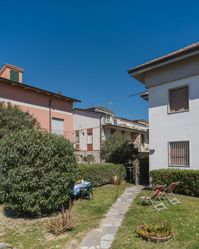 Brezza sul Mare: Wohngebiet, Strauch, Haus, Nachbarschaft, Zuhause, Menschliche Siedlung, Garten, Vorort, Garten, Hecke