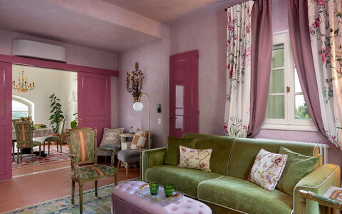 Villa Elisa: Möbel, Interior Design, Wand, Flooring, Zimmer, Fussboden, Wohnzimmer, Couch, Tabelle, Stuhl