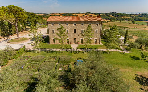 Poggio Mori 20: Gras, Landschaft, Strauch, Grundstueck, Estate, Garten, Plantage, Landscaping, Rasen, Villa