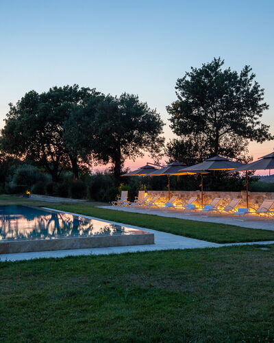 Poggio Mori 20: Schwimmbad, Landschaft, Landscaping, Rasen, Water Feature, Abend, Dämmerung, Park, Reflecting Pool, Schatten