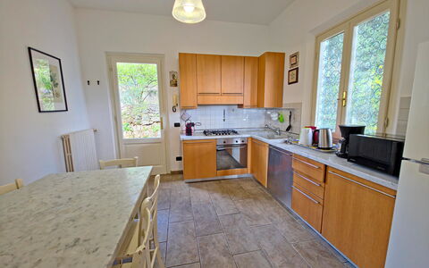 Villa Il Giardino: Flooring, Countertop, Küche, Holz, Fussboden, Interior Design, Möbel, Küchengerät, Major Appliance, Cabinetry
